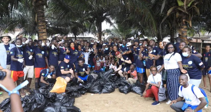 cote-divoire-alumni-exchange-program-aep-ci-collecte-2-tonnes-de-dechets-sur-la-plage-de-grand-bassam