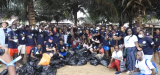 cote-divoire-alumni-exchange-program-aep-ci-collecte-2-tonnes-de-dechets-sur-la-plage-de-grand-bassam