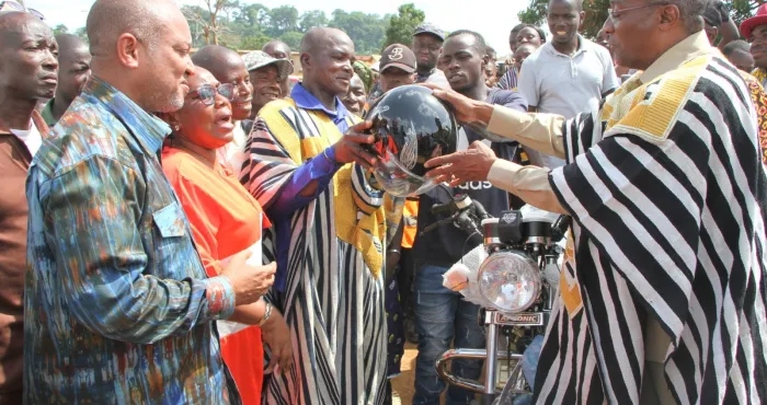 biankouma-des-motos-offertes-par-le-president-ouattara-aux-chefs-de-villages