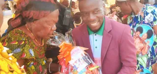 fete-des-meres-a-babiahan-agboville-le-president-des-jeunes-gatent-70-mamans