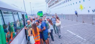 le-norwegian-sky-un-paquebot-americain-de-luxe-debarque-au-port-dabidjan