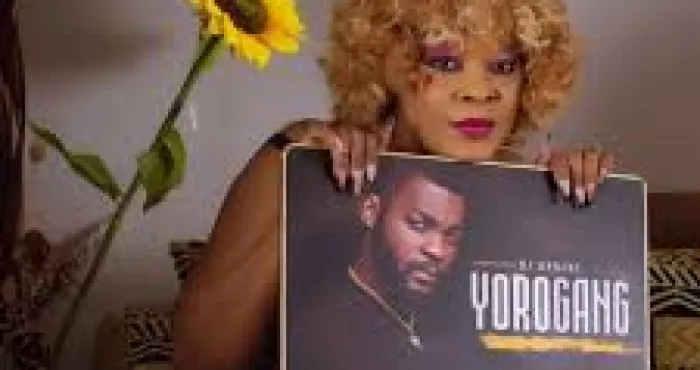 tina-glamour-decue-detre-ecartee-de-la-ceremonie-de-remise-de-certification-a-son-fils-dj-arafat