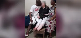 france-une-femme-de-82-ans-rejoint-son-amant-brouteur-de-28-ans-a-abidjan