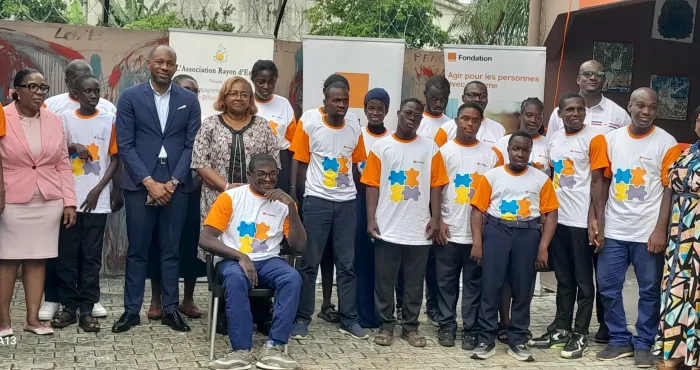 actions-sociales-des-personnes-en-situation-de-handicap-intellectuel-recoivent-du-materiel-numerique