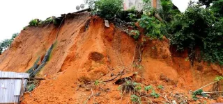 risque-deffondrement-des-habitants-de-quartier-paillet-deguerpis