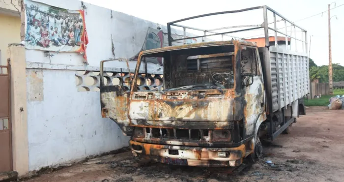 diabo-un-camion-de-la-cooperative-diabo-ville-emergent-incendie-les-populations-sinterrogent