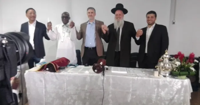 religion-une-synagogue-celebre-la-dedicace-dune-nouvelle-sefer-torah