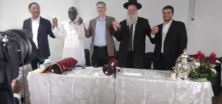 religion-une-synagogue-celebre-la-dedicace-dune-nouvelle-sefer-torah