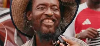 de-la-precarite-a-lespoir-un-vendeur-ambulant-bouleverse-la-cote-divoire