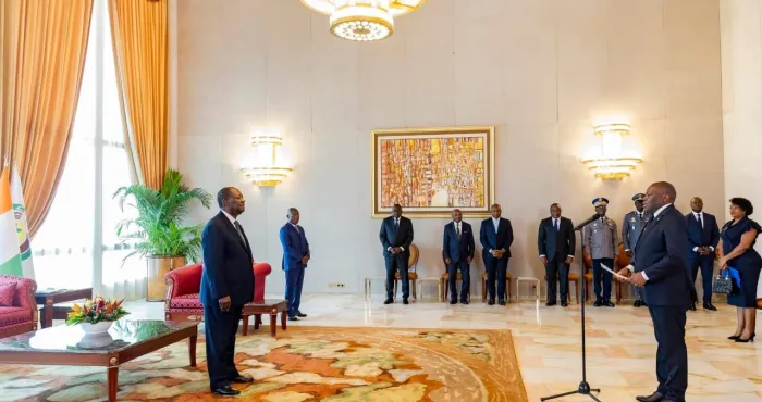 le-chef-de-letat-a-recu-les-lettres-de-creance-de-cinq-nouveaux-ambassadeurs-accredites-en-cote-divoire