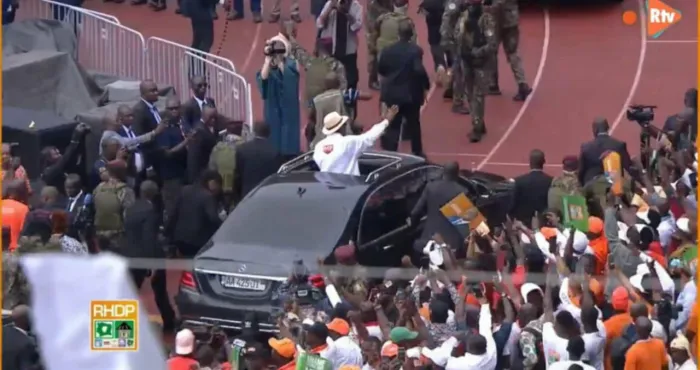 apotheose-du-congres-rhdp-ouattara-et-son-epouse-foulent-le-stade-debimpe-plein-a-craquer