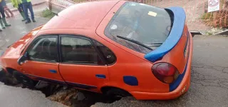 pluie-diluvienne-a-bassam-la-chaussee-au-carrefour-ancienne-gendarmerie-affaissee