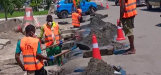 operations-de-nettoyage-et-de-curage-des-caniveaux-a-abidjan-le-ministre-bouake-fofana-concretise-la-vision-dun-abidjan-resilient-et-hygienique