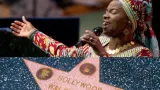 angelique kidjo devient la premiere chanteuse africaine a avoir son etoile sur le walk of fame dhollywood