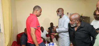 deces-accidentel-de-dame-elise-tolah-le-maire-de-cocody-jean-marc-yace-aux-cotes-de-la-famille-eploree