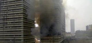 cinq-vehicules-stationnes-au-2eme-sous-sol-de-la-tour-e-touches-par-le-feu-ministere-de-la-construction