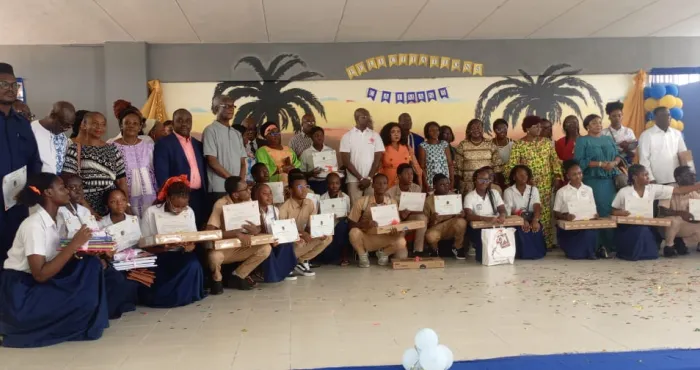 merite-et-excellence-lamicale-des-anciens-caimans-2ac-lca-recompense-les-meilleures-eleves-du-classique