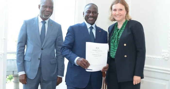 restitution-du-djidji-ayokwe-le-pan-adama-bictogo-recoit-la-loi-cadre-au-parlement-francais