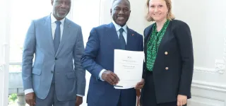 restitution-du-djidji-ayokwe-le-pan-adama-bictogo-recoit-la-loi-cadre-au-parlement-francais