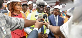 afrobasket-dames-2025-le-premier-ministre-beugre-mambe-senquiert-des-travaux-de-remise-en-etat-des-salles-de-jeu