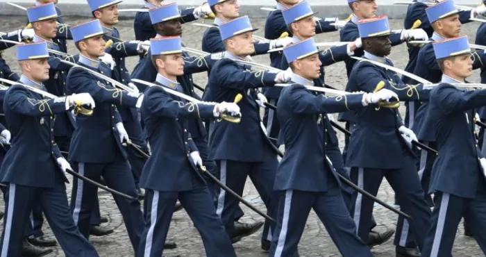 tragedie-a-paris-un-sous-lieutenant-defilant-le-14-juillet-fait-une-chute-fatale