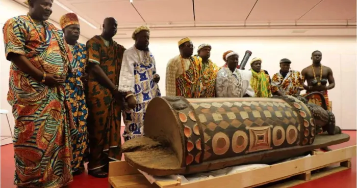 le-tambour-parleur-atchan-djidji-ayokwe-declasse-des-collections-nationales-de-france