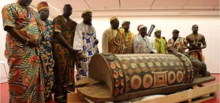 le-tambour-parleur-atchan-djidji-ayokwe-declasse-des-collections-nationales-de-france