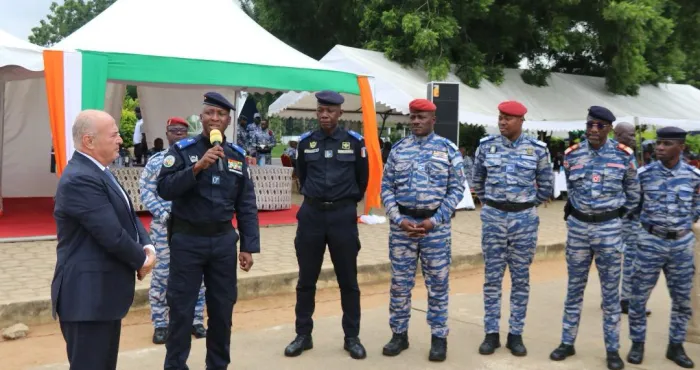 annee-academique-2024-2025-le-commandant-de-lecole-de-gendarmerie-dabidjan-recompense-ses-hommes