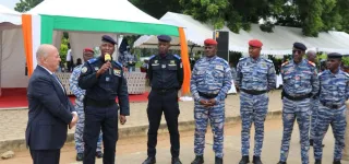 annee-academique-2024-2025-le-commandant-de-lecole-de-gendarmerie-dabidjan-recompense-ses-hommes