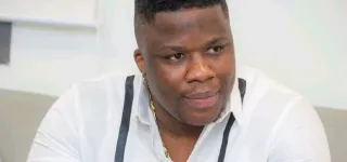 apres-09-mois-dabsence-apoutchou-signe-son-retour-et-impose-2-000-f-cfa-a-ses-fans-pour-le-voir