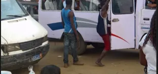 yopougon-un-apprenti-de-gbaka-bastonne-par-les-passagers-pour-confiscation-de-monnaie-et