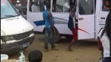 yopougon un apprenti de gbaka bastonne par les passagers pour confiscation de monnaie et