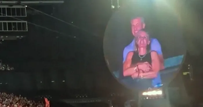 scandale-au-concert-de-coldplay-un-pdg-piege-par-lecran-geant-demissionne-apres-une-video-virale