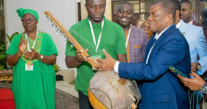 fespam-2025-la-cote-divoire-don-dun-instrument-au-congo-pour-lenrichissement-du-musee-panafricain
