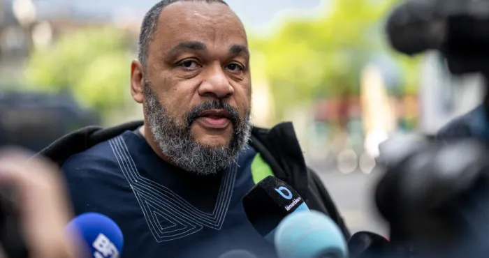 un-spectacle-de-lhumoriste-dieudonne-interrompu-par-les-gendarmes-en-france
