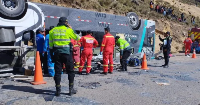perou-au-moins-18-morts-apres-la-chute-dun-bus-dans-un-ravin