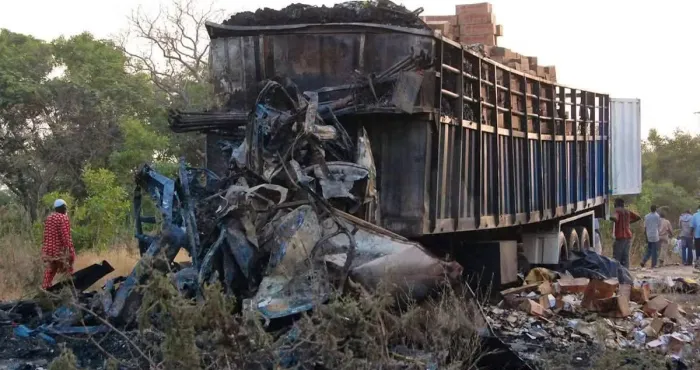 axe-katiola-niakara-16-morts-et-51-blesses-dans-laccident-impliquant-un-car-et-un-camion-benne