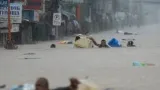 chine pres de 300 000 personnes evacuees a shanghai a cause dun typhon au moins 48 morts