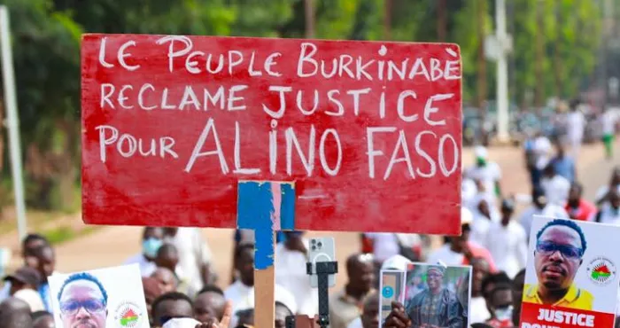 burkina-faso-une-grande-manifestation-en-hommage-a-alino-faso-devant-lambassade-de-cote-divoire