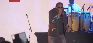 soum-bill-embrase-abidjan-une-communion-de-10-000-spectateurs-au-parc-des-expositions