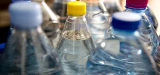 france-des-microplastiques-decouverts-dans-des-eaux-minerales