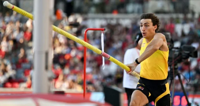 athletisme-armand-duplantis-bat-le-record-du-monde-de-saut-a-la-perche-pour-la-treizieme-fois