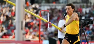 athletisme-armand-duplantis-bat-le-record-du-monde-de-saut-a-la-perche-pour-la-treizieme-fois