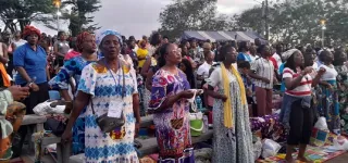 fete-de-lassomption-le-pere-some-appelle-a-se-refugier-sous-le-manteau-de-marie-pour-la-paix