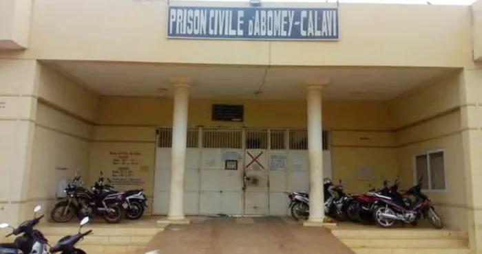 evasion-spectaculaire-au-benin-un-braqueur-condamne-a-20-ans-disparait-dans-la-nature