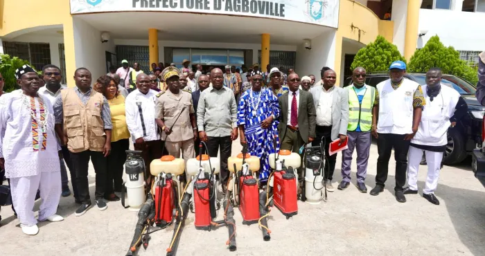 lutte-contre-le-paludisme-et-la-dengue-une-vaste-operation-de-demoustication-et-de-destruction-des-gites-larvaires-lancee-a-agboville