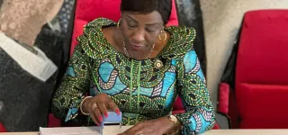 dossier-de-candidature-kandia-fait-signer-les-documents-de-ouattara