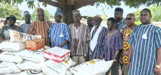 solidarite-royale-le-roi-du-bounkani-tend-la-main-aux-deplaces-ghaneens-de-vonkoro