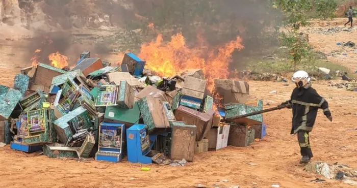 abidjan-110-machines-a-sous-illicites-reduites-en-cendres-par-larjh