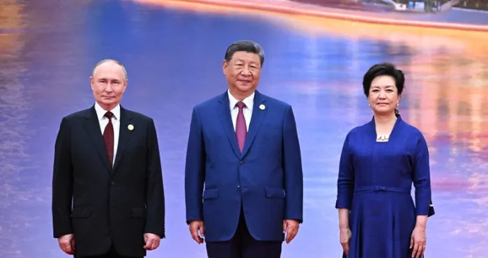 sommet-de-locs-poutine-et-xi-affichent-leur-entente-sous-les-projecteurs-de-tianjin